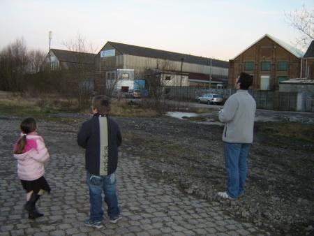 claude et les enfants ils font de la libellule téléguidé