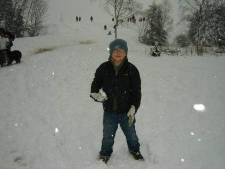 Quentin sous la neige qui tombe