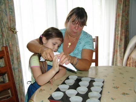 shannen fait des biscuits avec sa mami