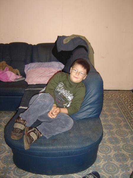 Quentin dans le vieux fauteuil lol