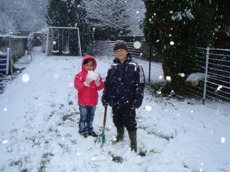 shannen et quentin qui jouent dans le jardin